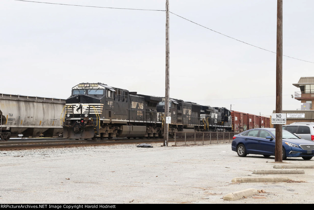 NS 4197 leads train 119 past Pomona Tower